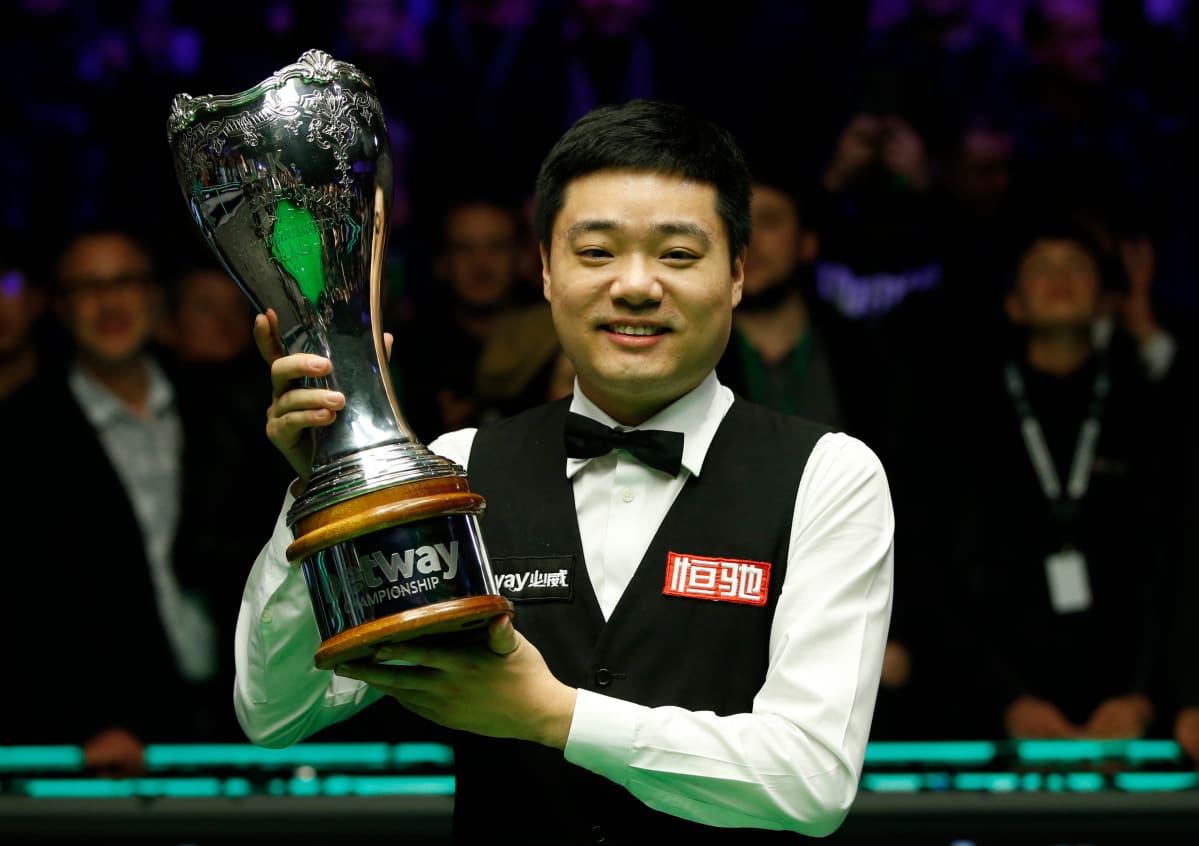 Ding Junhui on Kiinan menestynein snookerpelaaja. Tässä hän juhlii toiseksi arvokkaimman rankingturnauksen, UK Championshipin, voittoa joulukuussa 2019.