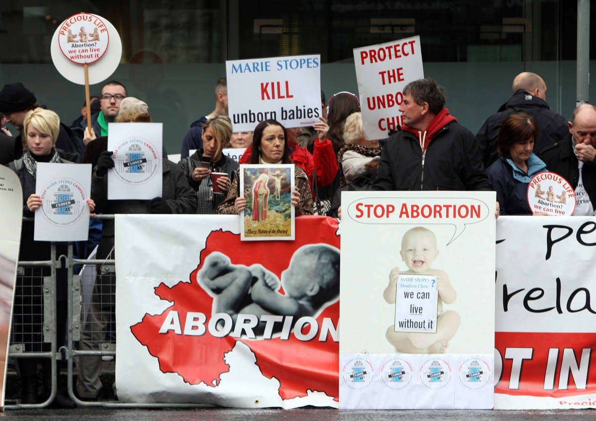 Ihmiset vastustivat aborttia Marie Stopes -klinikan edustalla Belfastissa Pohjois-Irlannissa 18. lokakuuta 2012.