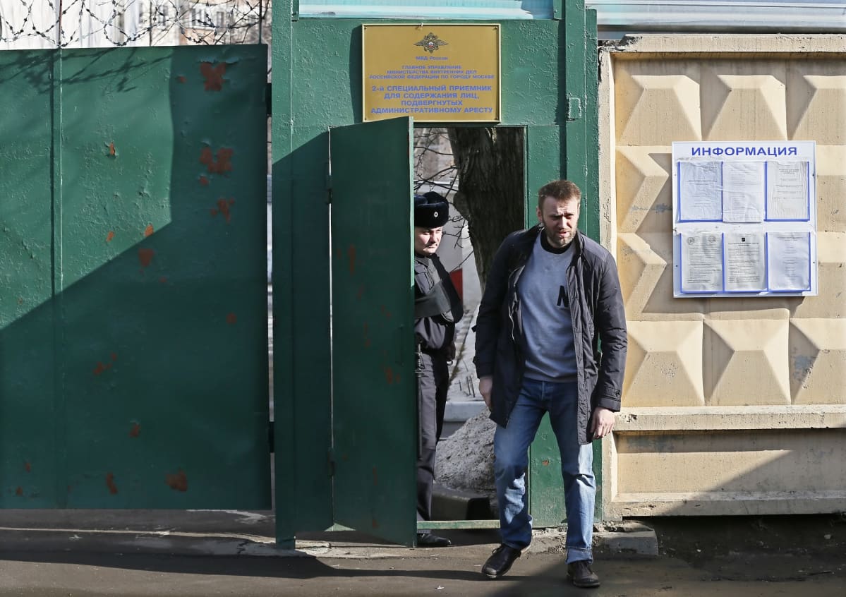 Navalnyi kävelee ulos vihreäseinäisen poliisivankilan ovesta.
