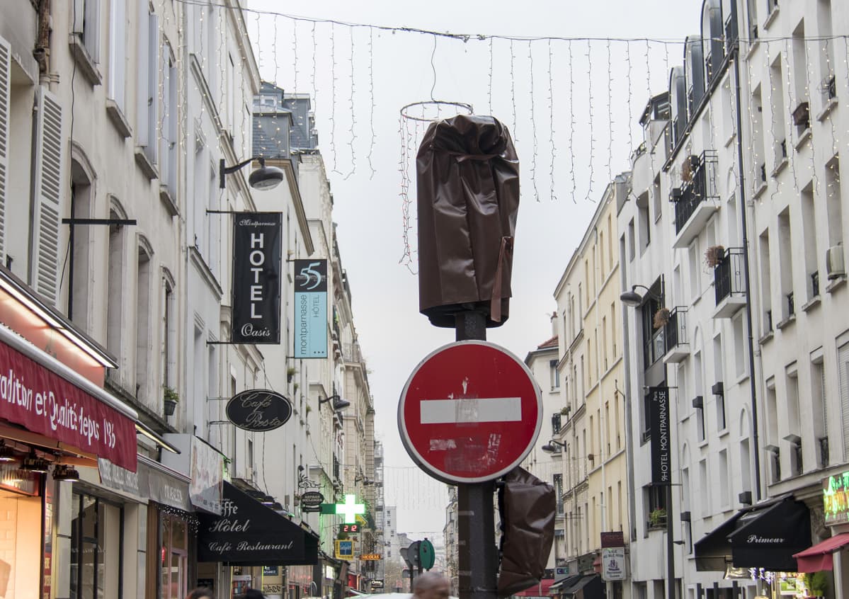Pariisin vasemman rannan kortteleissa kokeillaan liikennevalojen huputtamista.