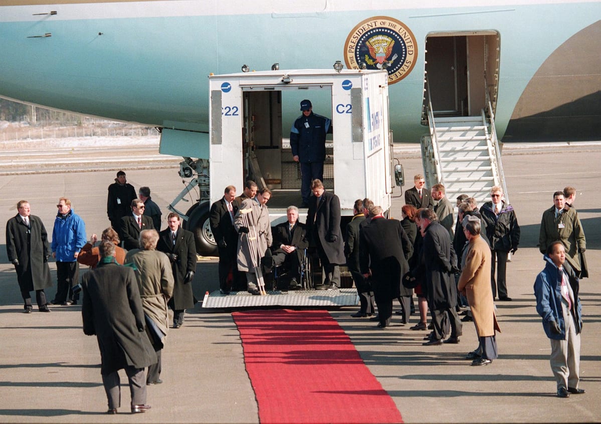 Bill Clinton pyörätuolissa Helsinki - Vantaan -lentokentällä.