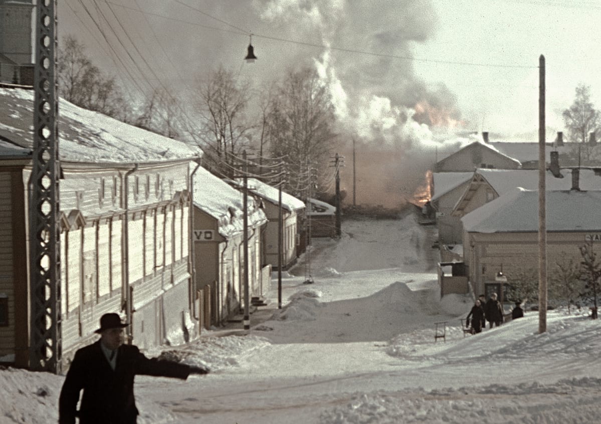 Savonlinna 29.2.1940. Palopommi osuu puutaloon Koulukatu 15:ssa.