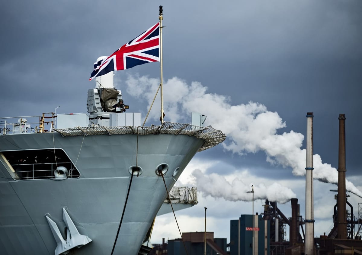 Britannian helikopteritukialus HMS Ocean matkalla Hollannin Amsterdamiin syyskuussa 2012.