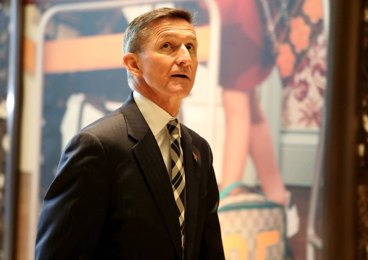Michael Flynn käveli Trump Towerissa New Yorkissa marraskuussa 2016.