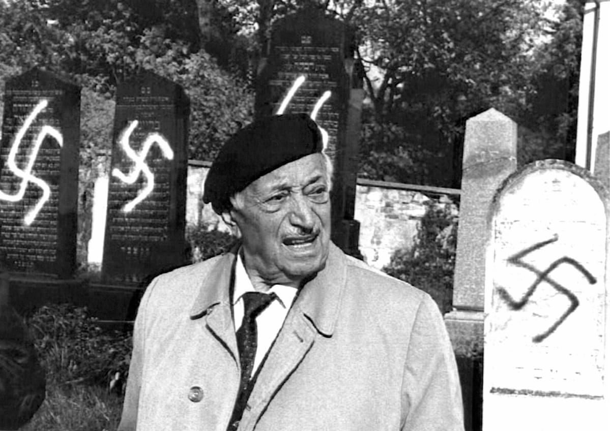 Simon Wiesenthal itävaltalaisen Eisenstadtin kaupungin juutalaisella hautausmaalla, jossa hautakiviä oli tuhrittu hakaristein.