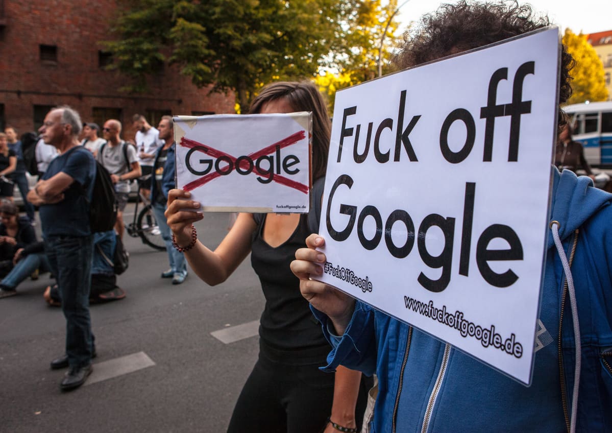 Mielenosoitus Saksassa, kylteissä vastustetaan Googlea.