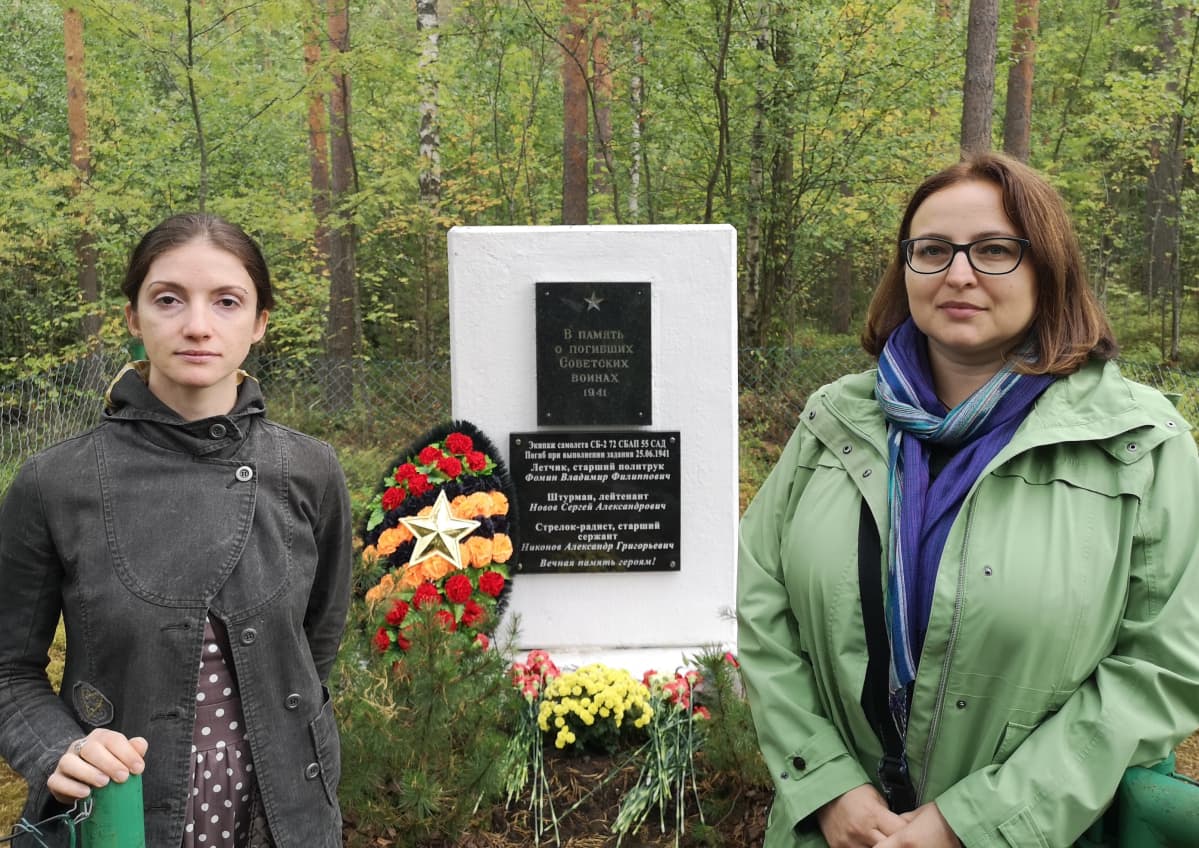 Yelena Matze ja Oksana Lopatkina (vas) laskivat kukat esi-isiensä muistopaikalle Rantasalmella.