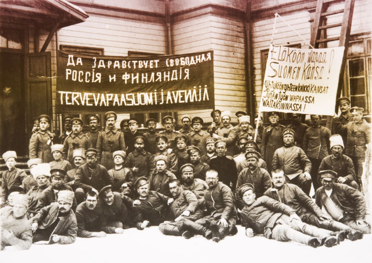 Venäläisiä sotilaita julisteineen kevättalvella 1917 Helsingissä.