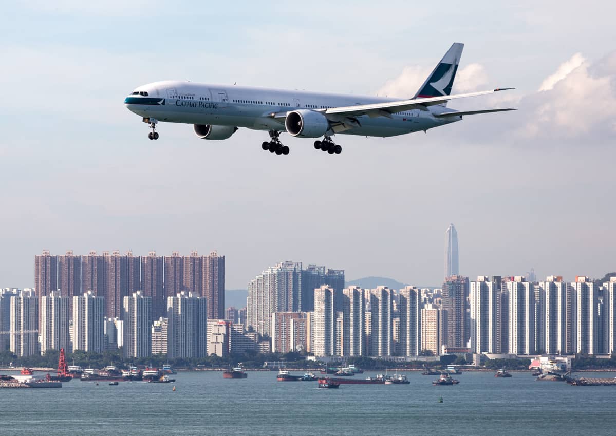 Cathay Pacific Airwaysin lentokone laskeutumassa Hongkongin lentokentälle.