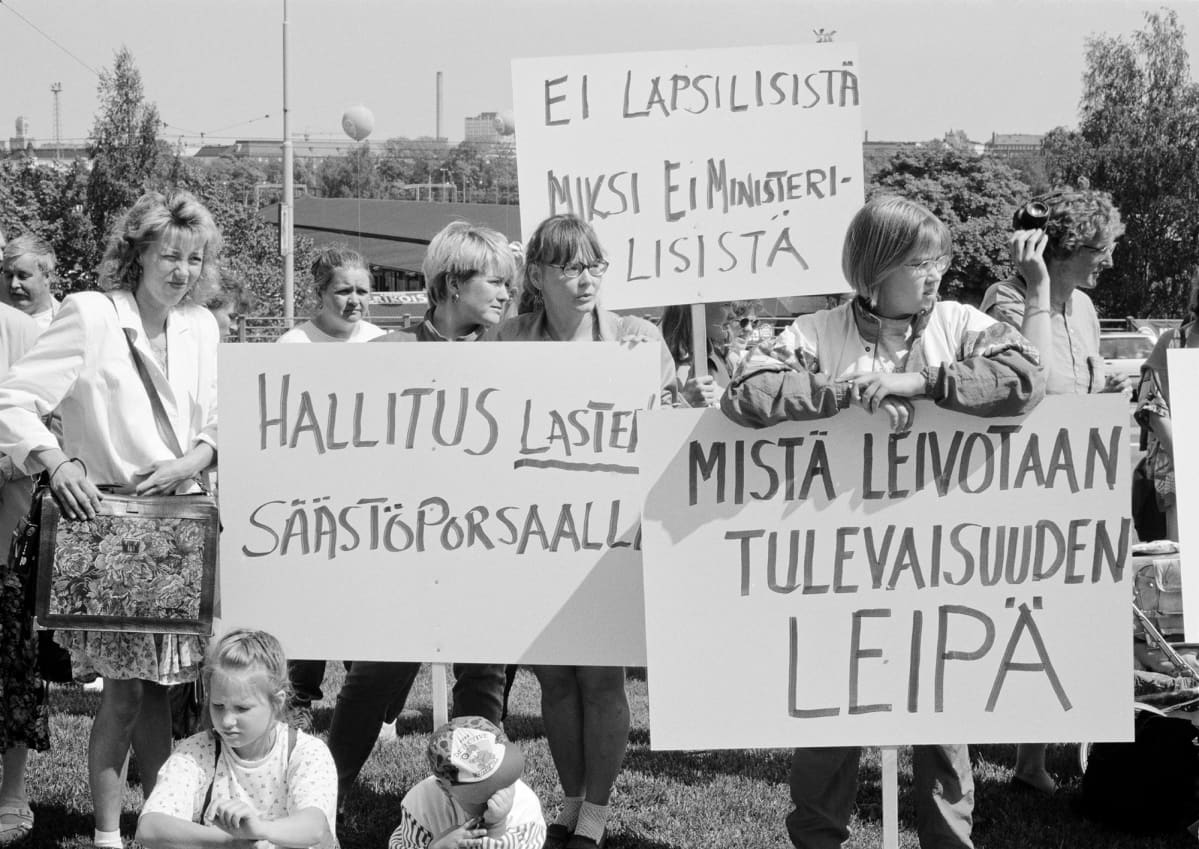Historiallisessa kuvassa on mielenosoitus eduskuntatalon edessä vuonna 1995.