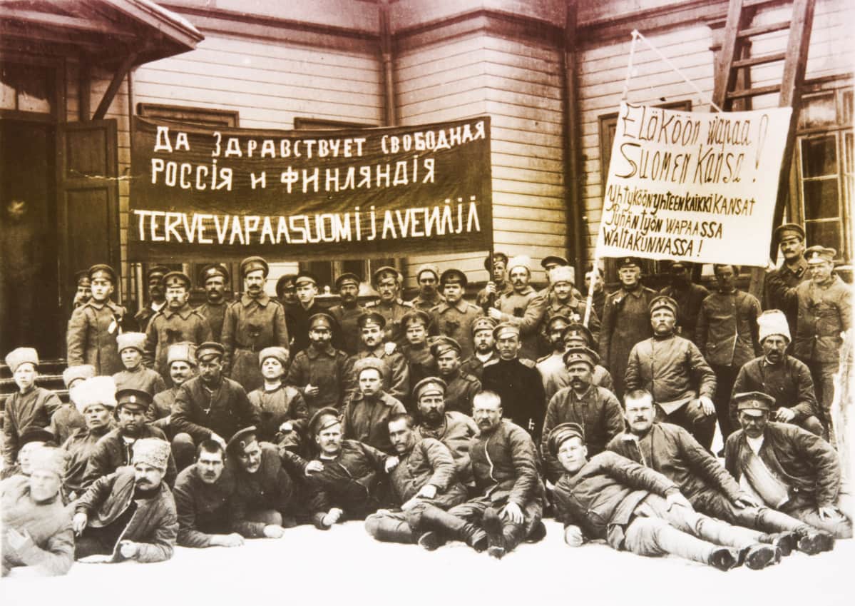 Venäläisiä sotilaita julisteineen kevättalvella 1917 Helsingissä.