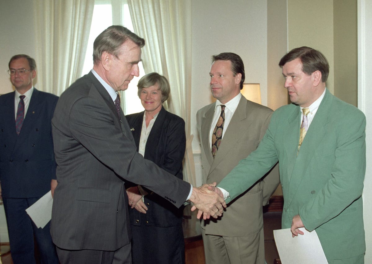 Paavo Väyrynen jättää ulkoministerin tehtävät 5. toukokuuta 1993.