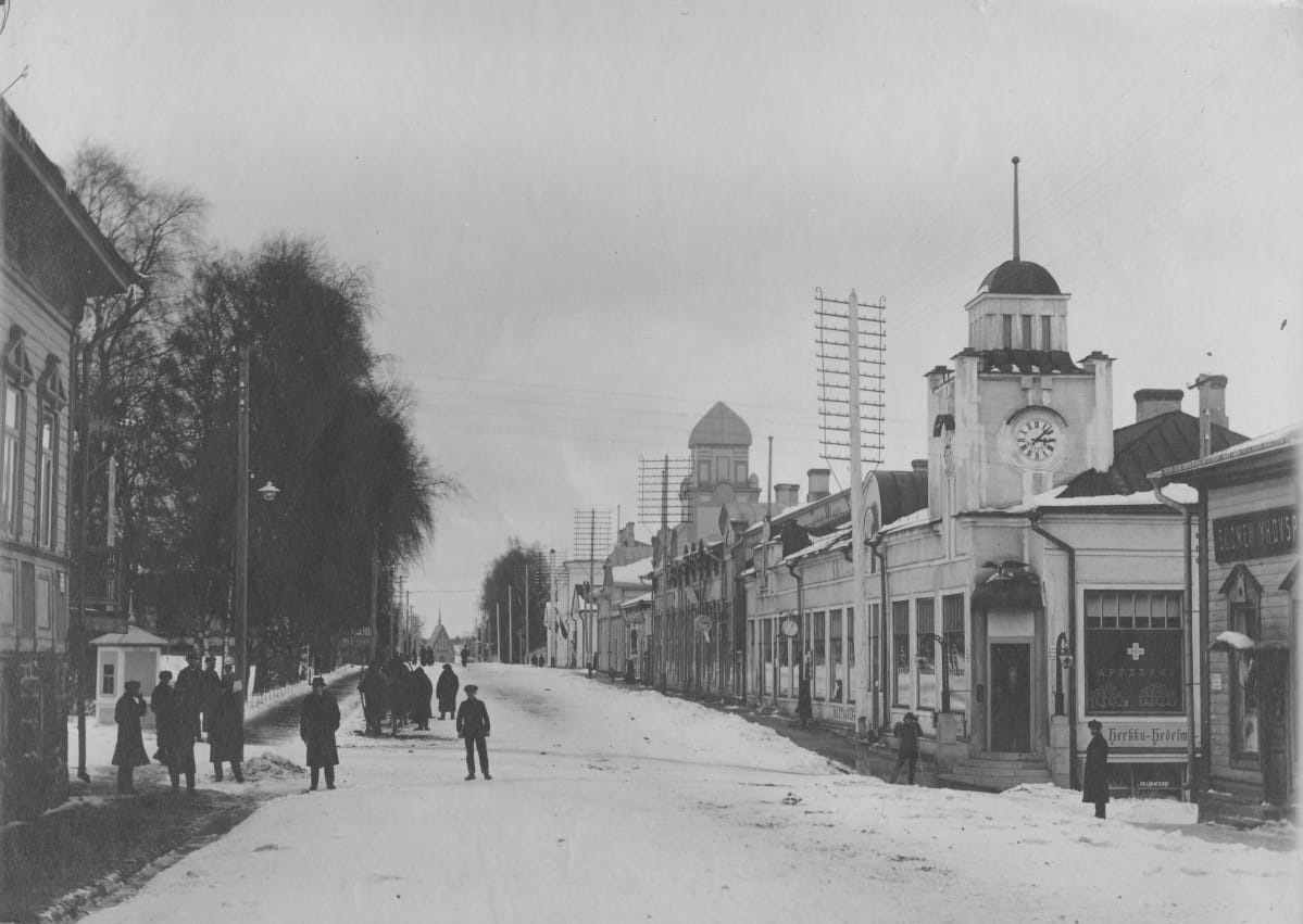 Mikkelin Porrassalmenkatua etelästä päin kuvattuna 1914-1916. Oikealla Suomen Yhdyspankki ja sen vastapäätä samalla puolella Apteekki. Vasemmalla Kirkkopuisto. Kuvaaja: K. H. Ronkanen.
