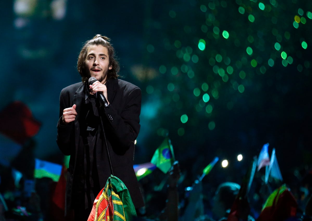 Euroviisuvoittaja Salvador Sobral lauloi voittonsa jälkeen Kiovassa lauantaina.