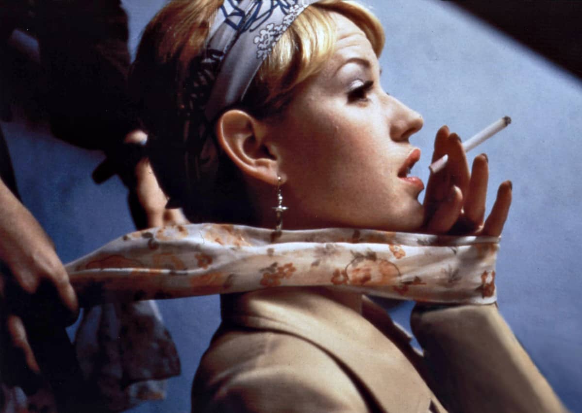 kuva näyttelijätäs Molly Ringwaldista elokuvassa Office Killer (1997, uSA).