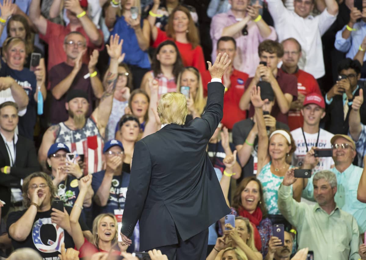Trump heiluttaa kannattajilleen.