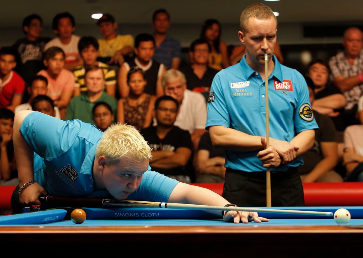 Mika Immonen (oik.) on voittanut muun muassa 9-pallon arvostetuimman turnauksen US Openin vuosina 2008 ja 2009. Petri Makkosen (vas.) kanssa hän voitti World Cup of Poolin vuonna 2012.