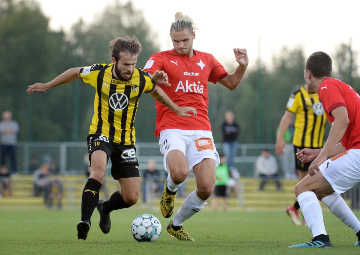 Hongan Lucas Kaufmann (vas.) ja HIFK:n Sakari Tukiainen kaksinkamppailussa