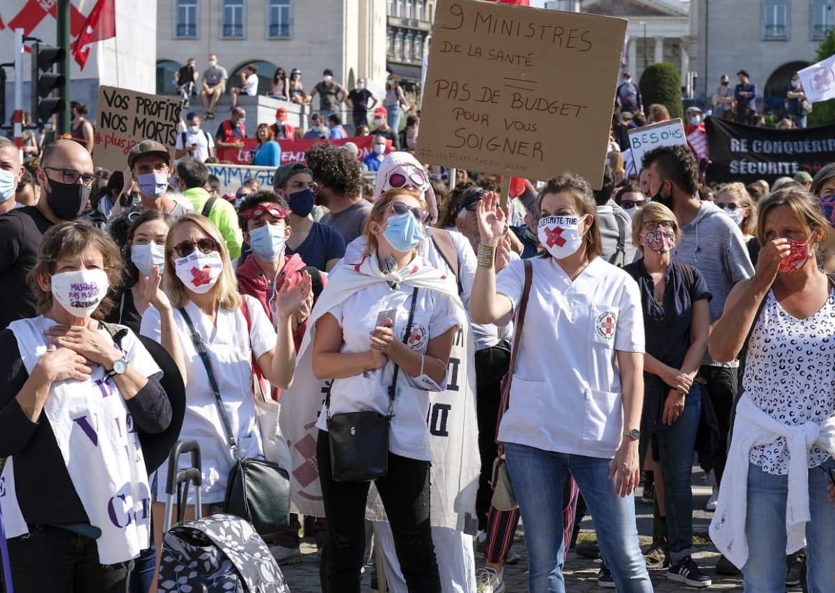 Belgialaiset terveydenhuollon työntekijät osoittamassa mieltään. Bryssel 13.9.2020.