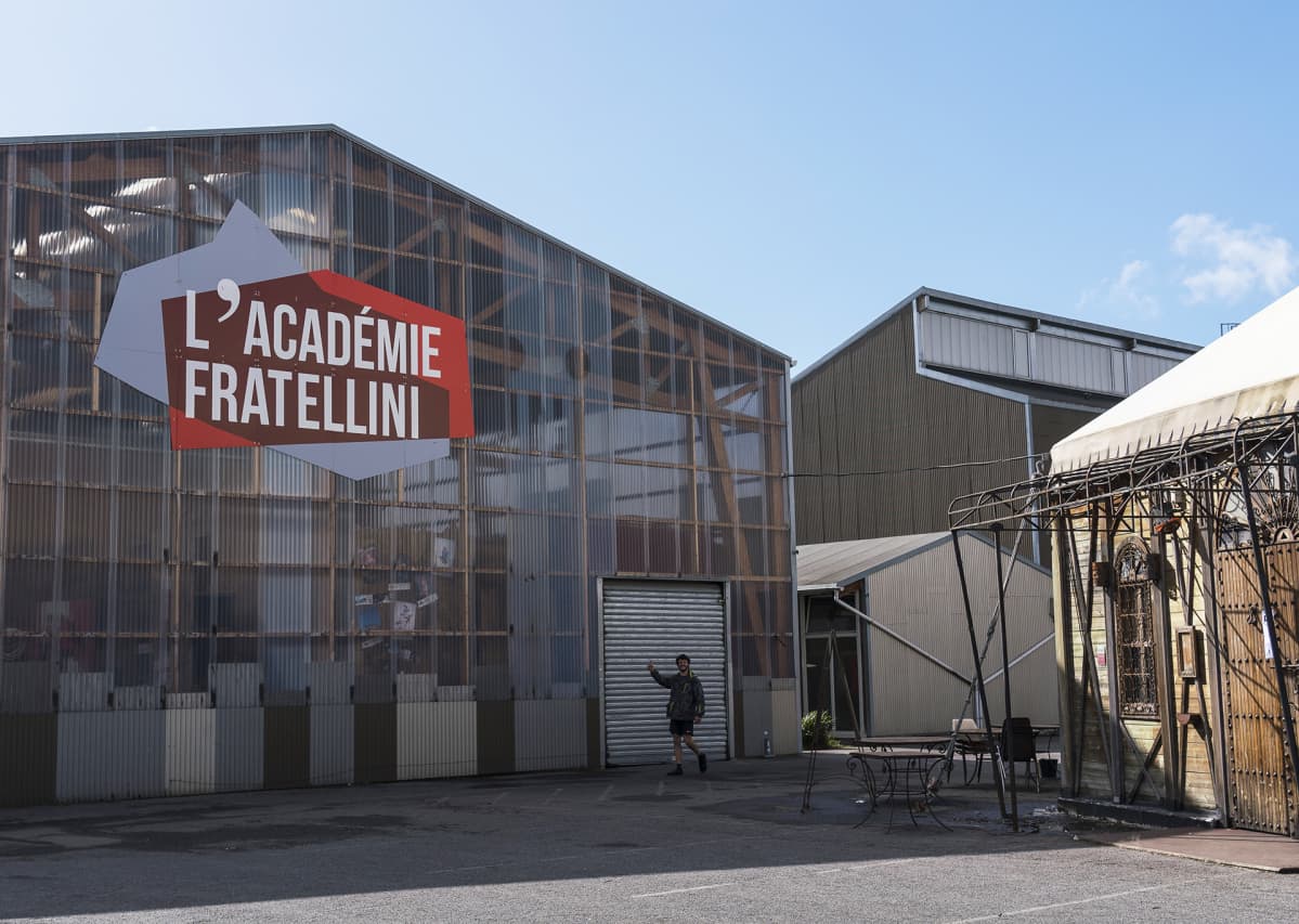 Perinteikäs Académie Fratellini -sirkuskoulu toimii Pariisin pohjoispuolella Saint-Denis’ssä.