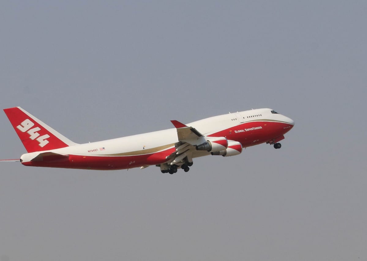 Maailman suurin sammutuskone Boeing 747 SuperTanker nousee ilmaan Santa Cruzissa, Boliviassa.