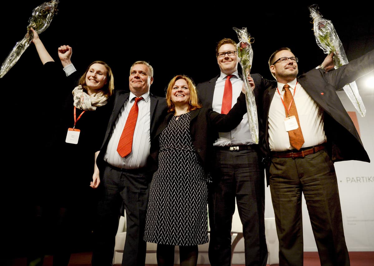 SDP:n puoluekokous 2014. Varapuheenjohtaja Sanna Marin (vas.), puheenjohtaja Antti Rinne, varapuheenjohtaja Krista Kiuru, varapuheenjohtaja Antti Lindtman ja puoluesihteeri Reijo Paananen juhlivat porukalla johtajavalintojen päätteeksi SDP:n puoluekokouksessa Seinäjoella 9. toukokuuta 2014