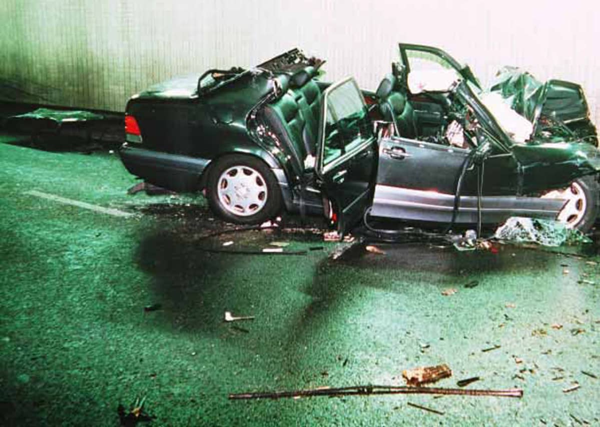 Onnettomuudessa tuhoutunut Mercedes, jossa Diana ja Dodi Al-Fayed kuolivat Paroosossa elokuussa 1997.