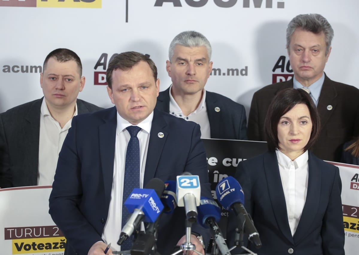 Andrei Năstase ja Maia Sandu pitävät tiedotustilaisuutta. Heidän edessään on rykelmä mikrofoneja. Taustalla seisoo kolme miestä kasvot peruslukemilla.