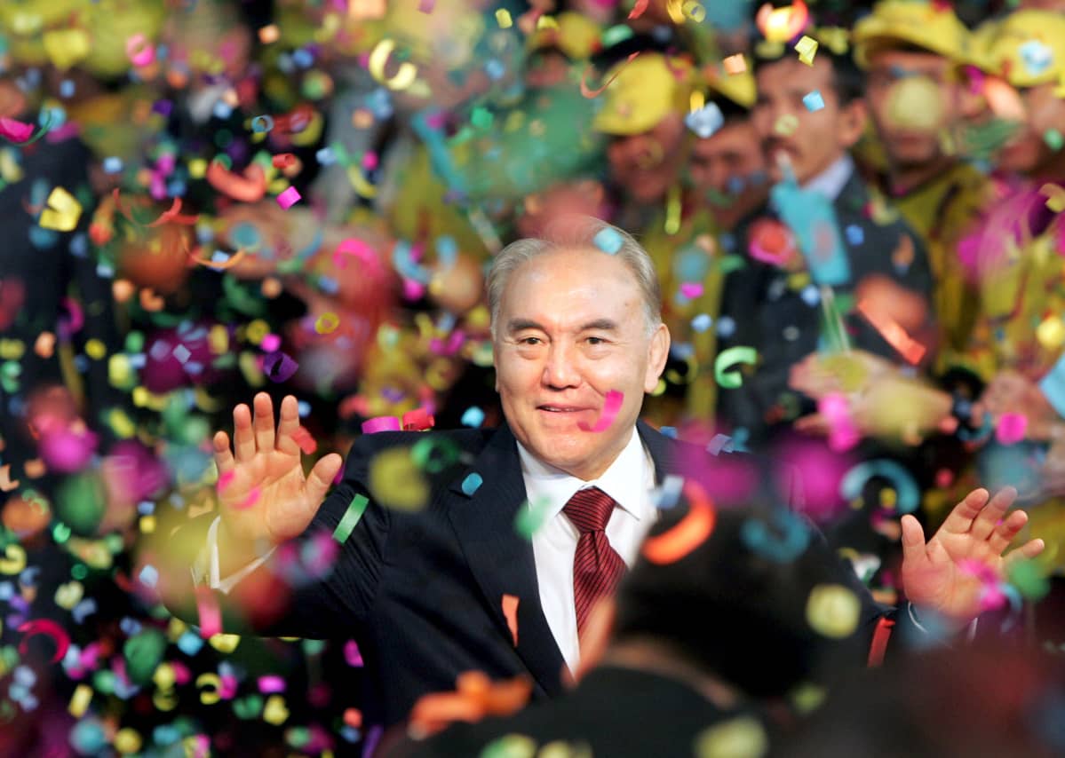 Nursultan Nazarbayev juhlimassa vaalivoittoa vuonna 2005. Hänen päälleen sataa serpentiiniä.