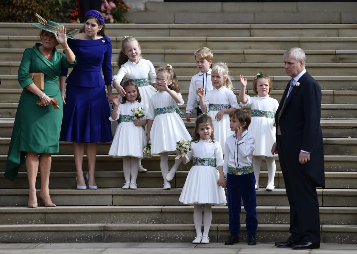 Sarah Ferguson, prinssi Andrew, prinsessa Beatrice, morsiustyttöjä ja sulhaspoikia.