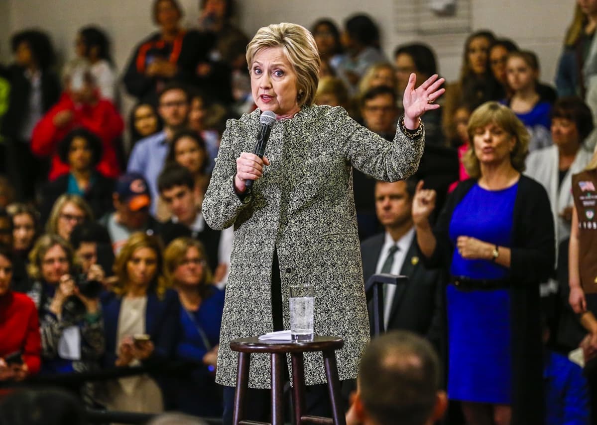 Hillary puhuu mikrofoniin