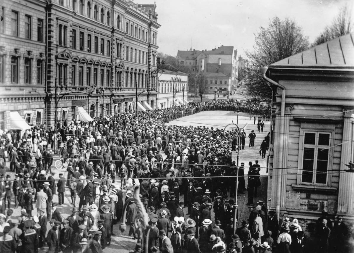 Mielenosoitus kaupunginvaltuustoa vastaan 30.5.1917