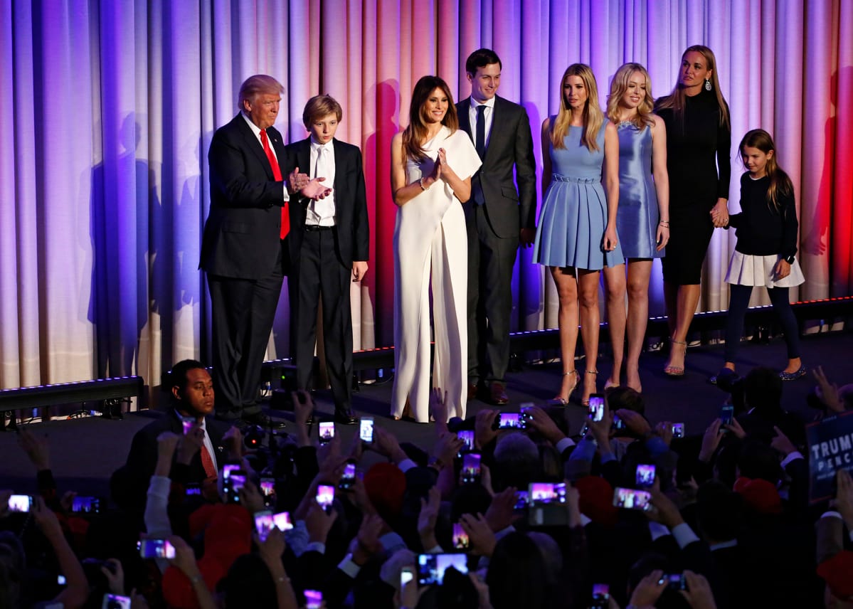 Donald ja vaimonsa Melania (3. vasemmalta) seisovat lavalla jälkikasvunsa kanssa vaalivalvojaisissa 8. marraskuuta.