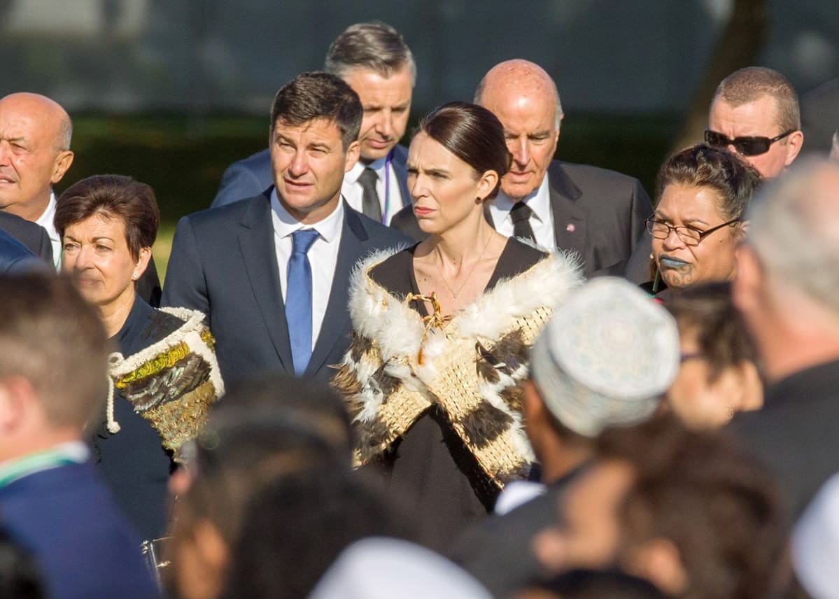 Jacinda Ardern kävelee väkijoukossa.
