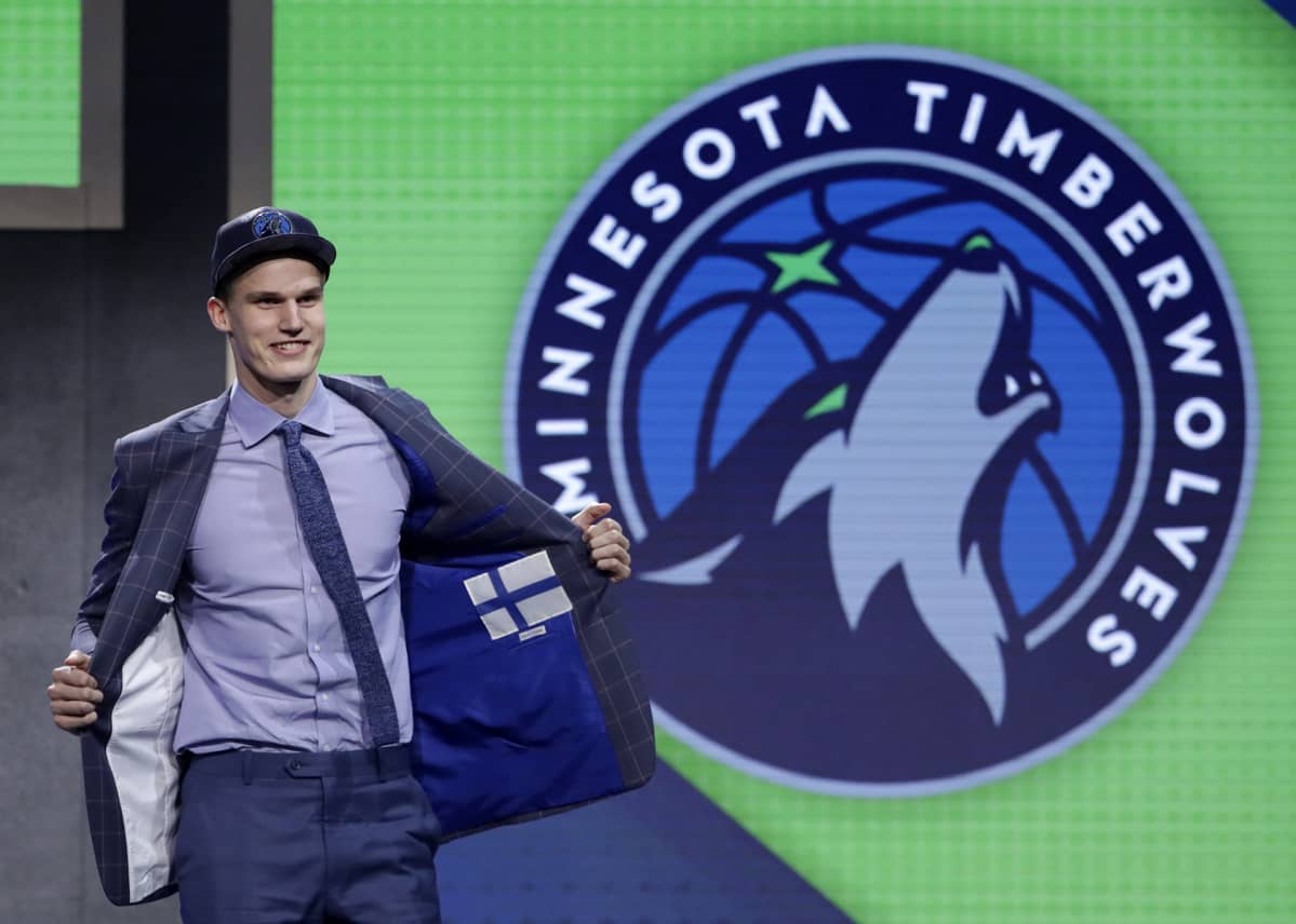 Lauri Markkanen tuulettelee.