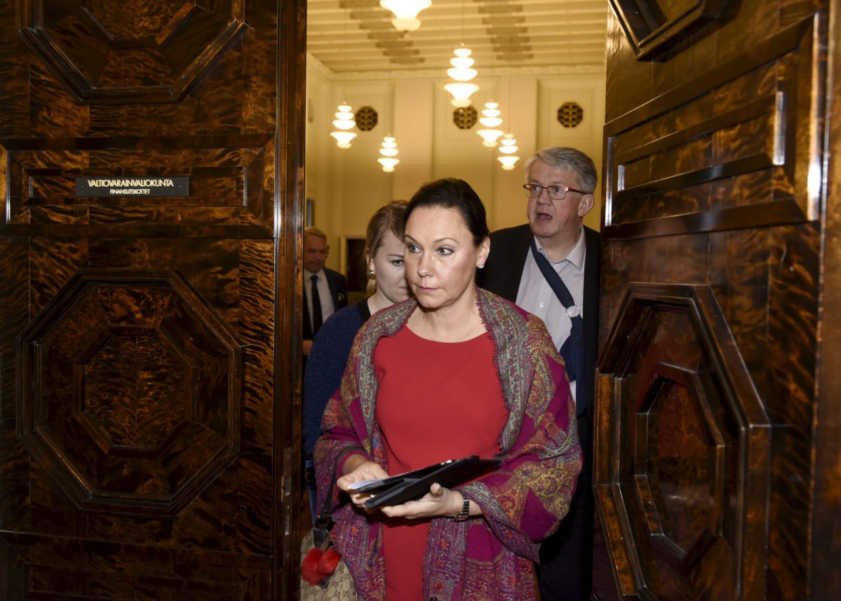 Suuren valiokunnan puheenjohtaja, kokoomuksen Anne-Mari Virolainen tulossa valiokunnan kokouksesta alkoholilain kokonaisuudistuksen äänestyksen jälkeen Helsingissä perjantaina 15. joulukuuta 2017.