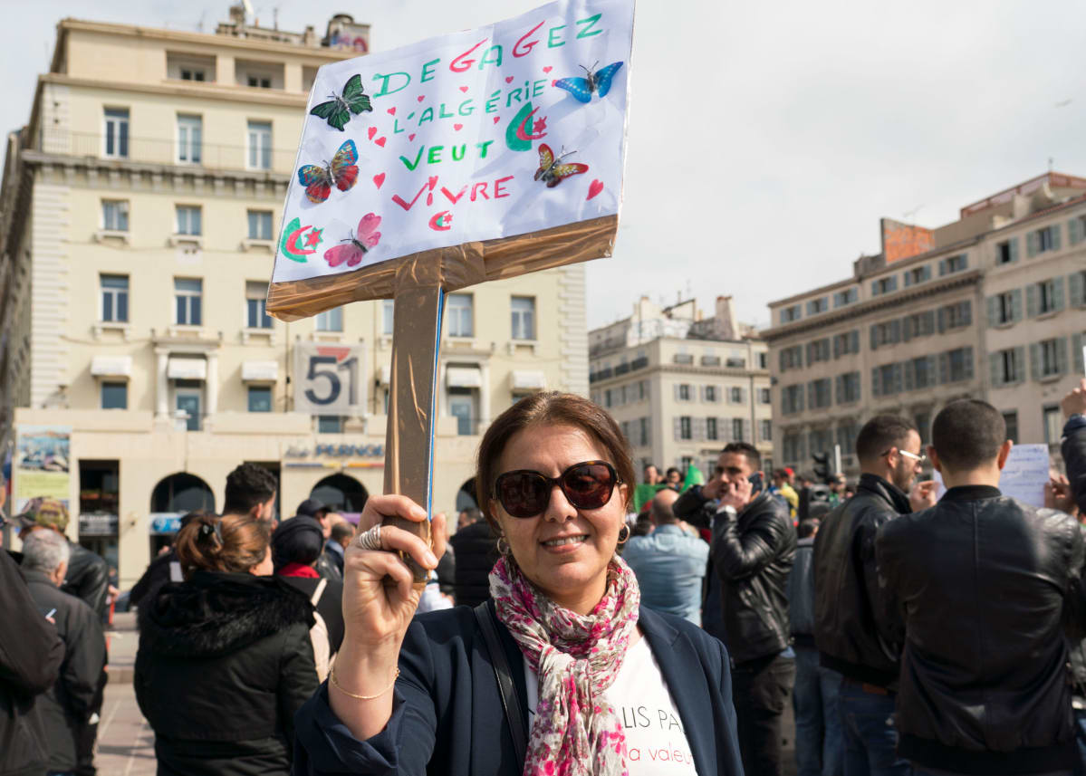 Ranskalais-algerialainen Nora Smati uskoo, että Algeriasta voisi tulla malliesimerkki autoritaarisen valtion siirtymisestä demokratiaan.