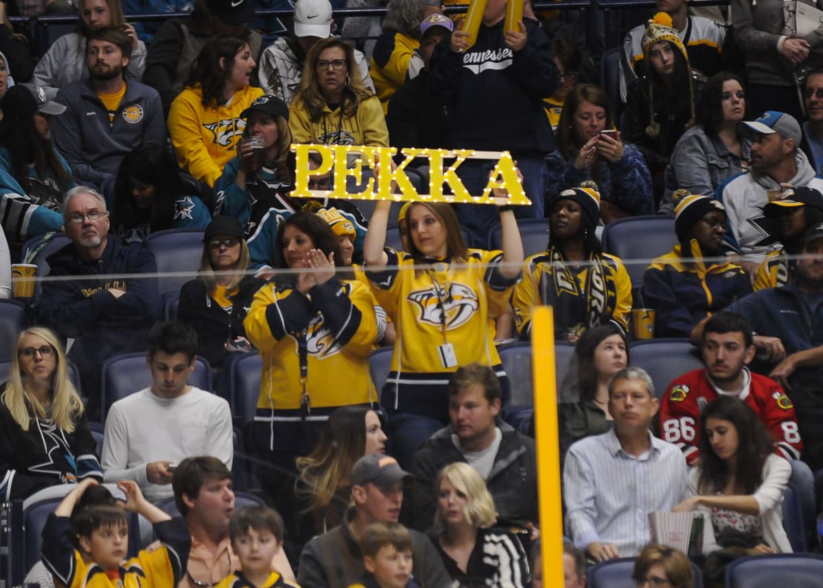 Pekka Rinteen fanit nostavat Pekka-kylttiä yleisön joukossa.