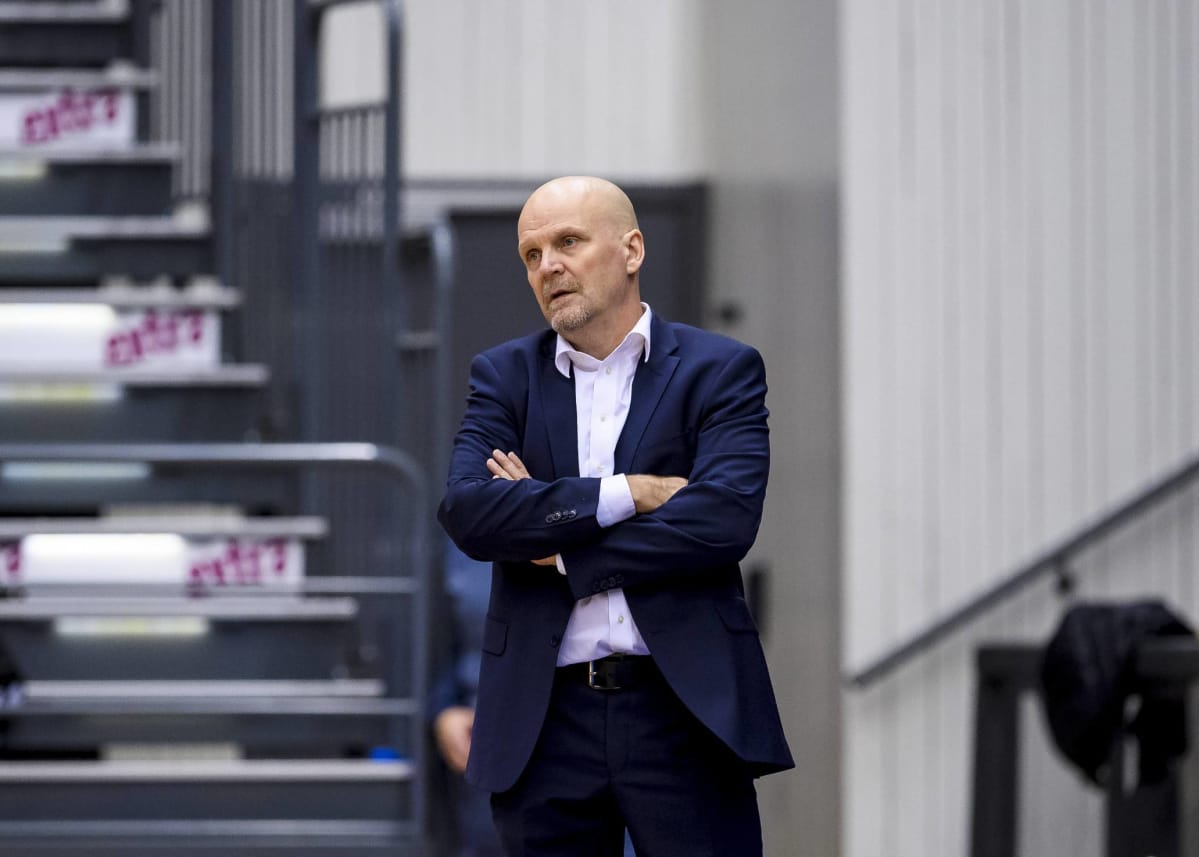 Pekka Salminen kentän laidalla.