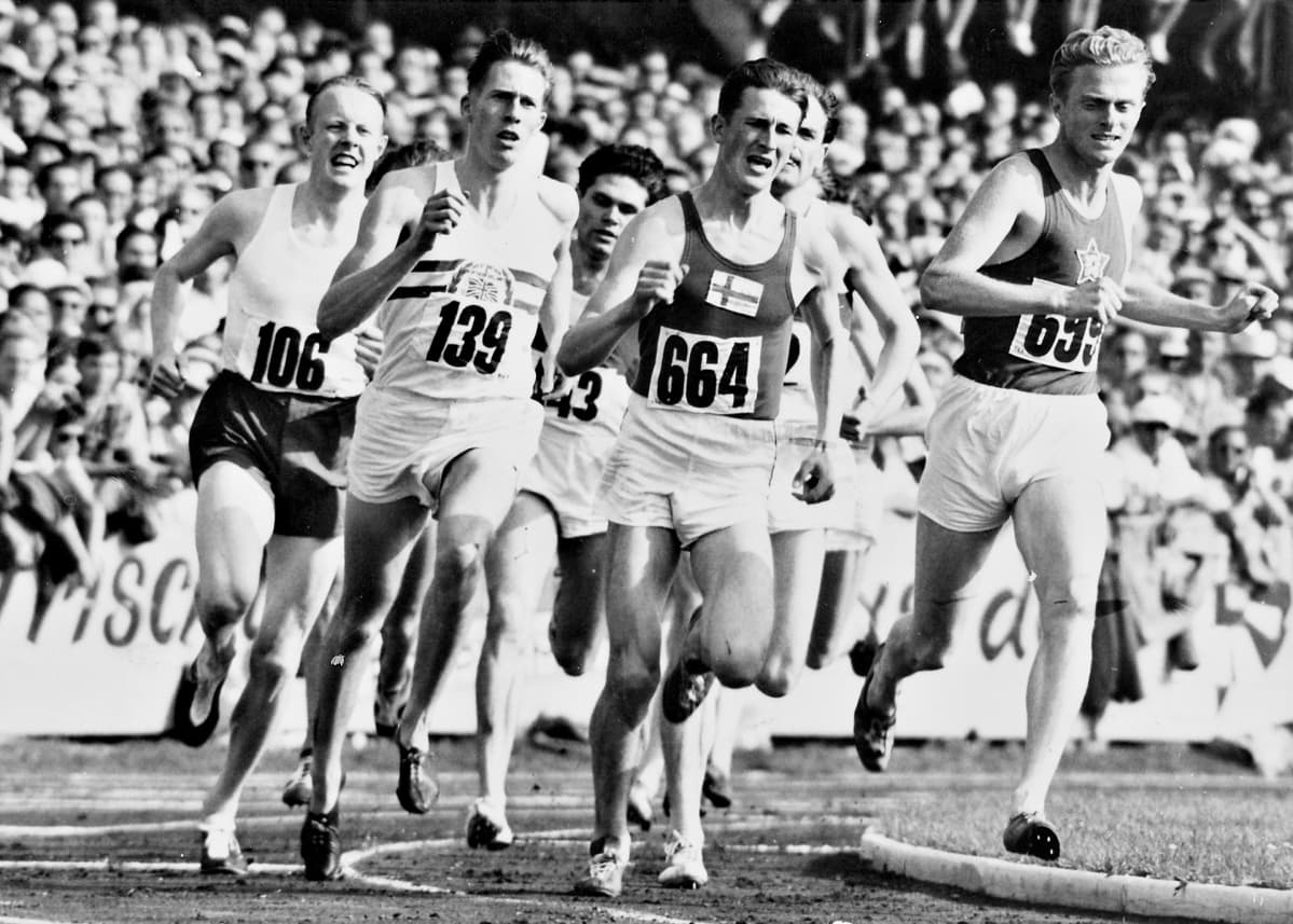 Roger Bannister (numerolla 139) EM-kisojen 1500 metrin finaalissa vuonna 1954. Numerolla 664 juoksee Suomen Jorma Kakko, joka sijoittui lopulta 10:nneksi.