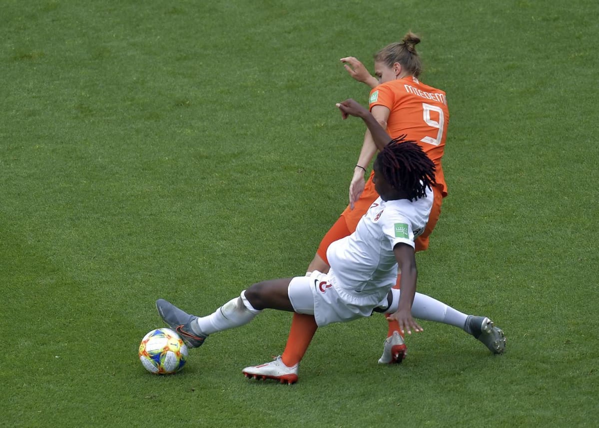 Kadeisha Buchananin pihdeissä yksi MM-kisojen parhaista hyökkääjistä Vivianne Miedema.