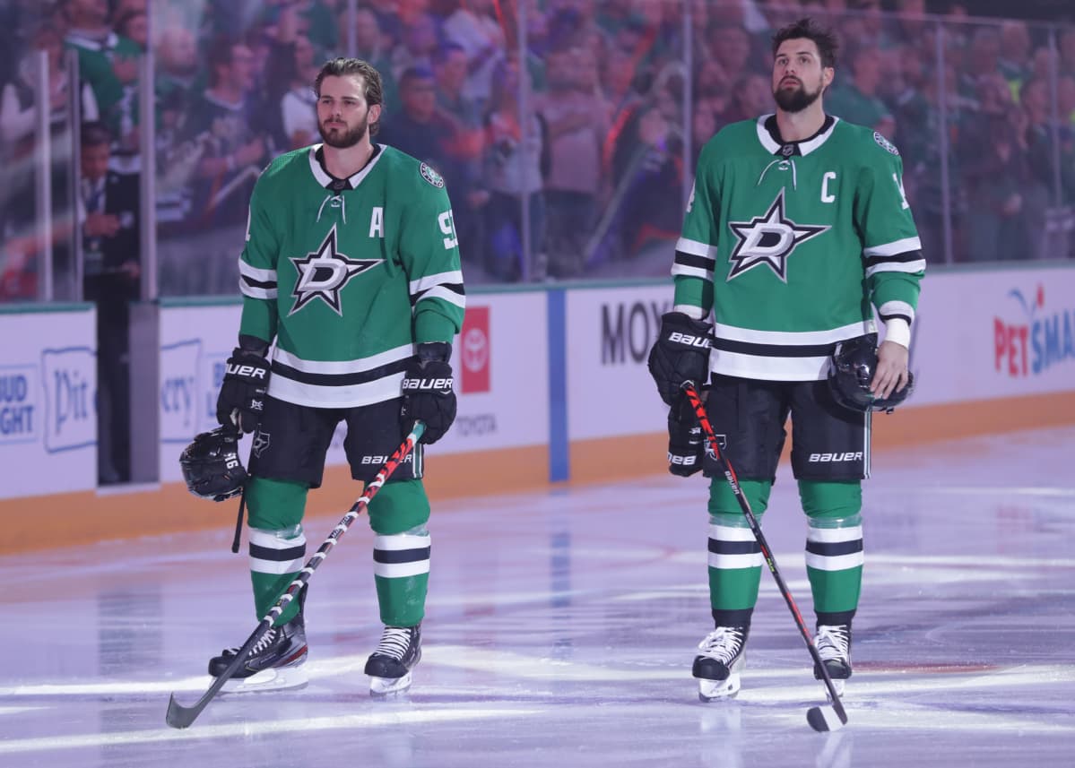 Tyler Seguin ja Jamie Benn jäällä vierekkäin ilman kypärää.