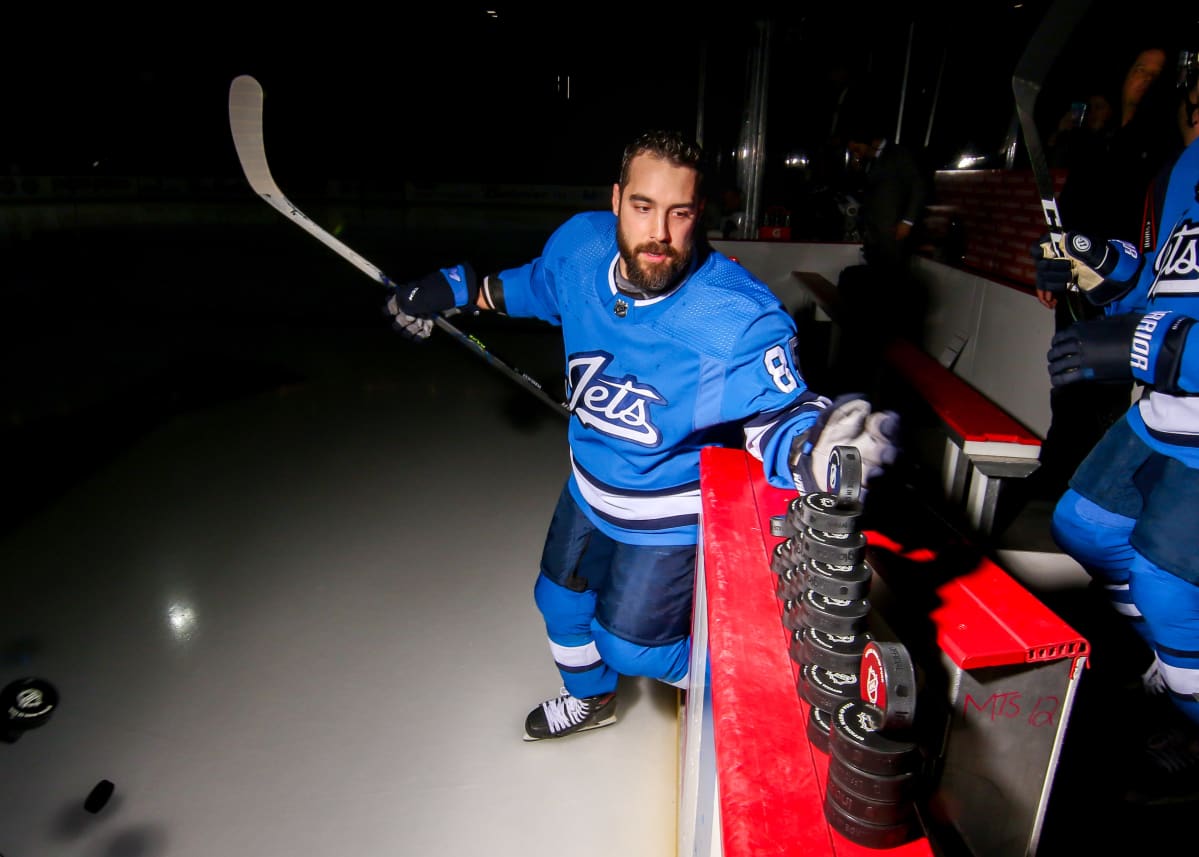 Mathieu Perreault hyppää kaukaloon.