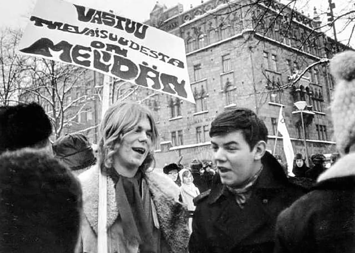 Björn Wahlroos ja Leif Salmen Helsingissä Esplanadin puistossa Teiniliiton mielenosoituksessa opetushallitusta vastaan 1969.