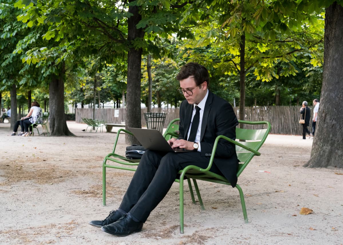 Ranskan parlamentissa työskentelevä Paul Donn saapui jatkamaan työiltaansa Tuileries’n puutarhaan.