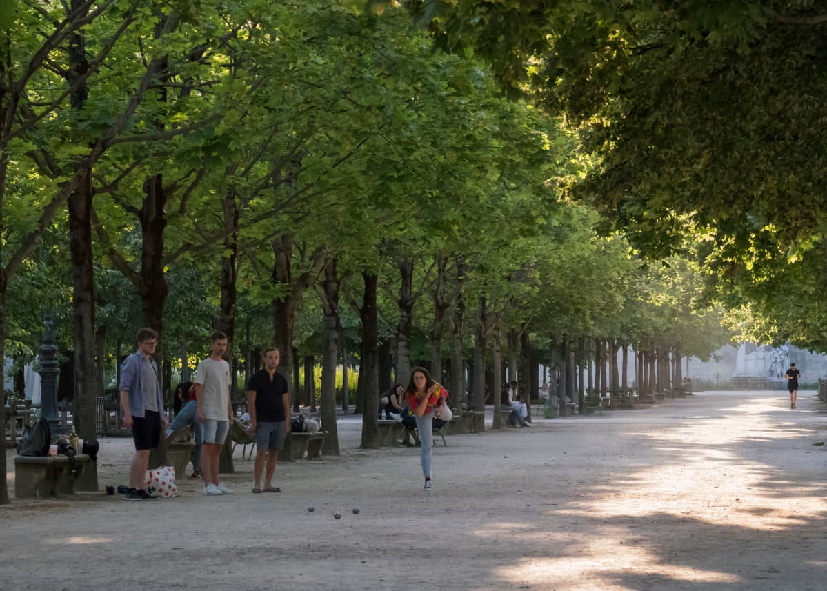Tuileries’n puutarhassa on nyt hyvin tilaa vaikka petankin pelaamiseen.