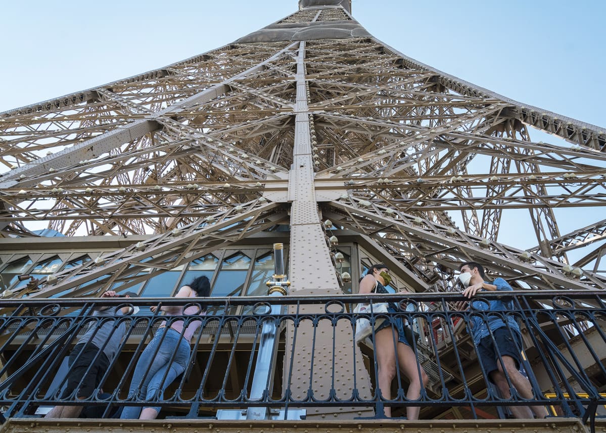 Ihmisiä Eiffel-tornin tasanteella
