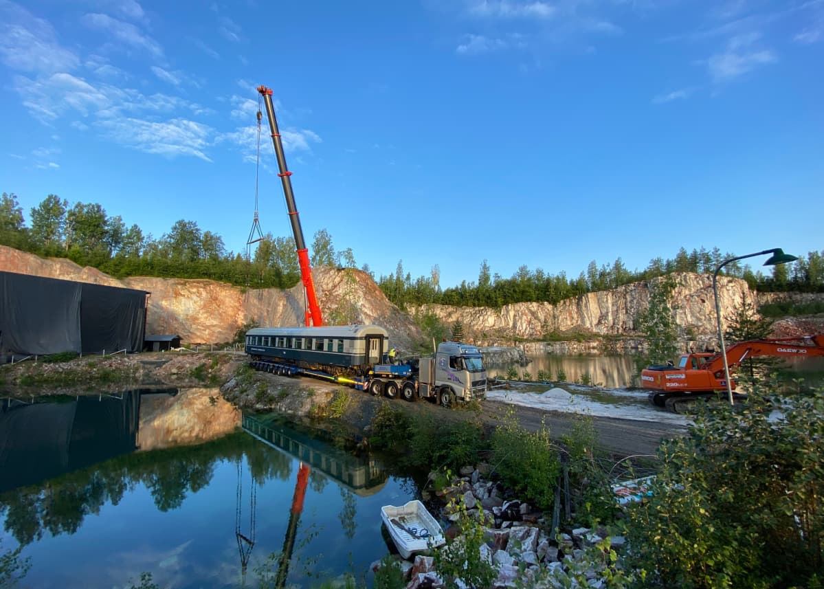 Käytöstä poistettu junavaunu Louhosareenalla