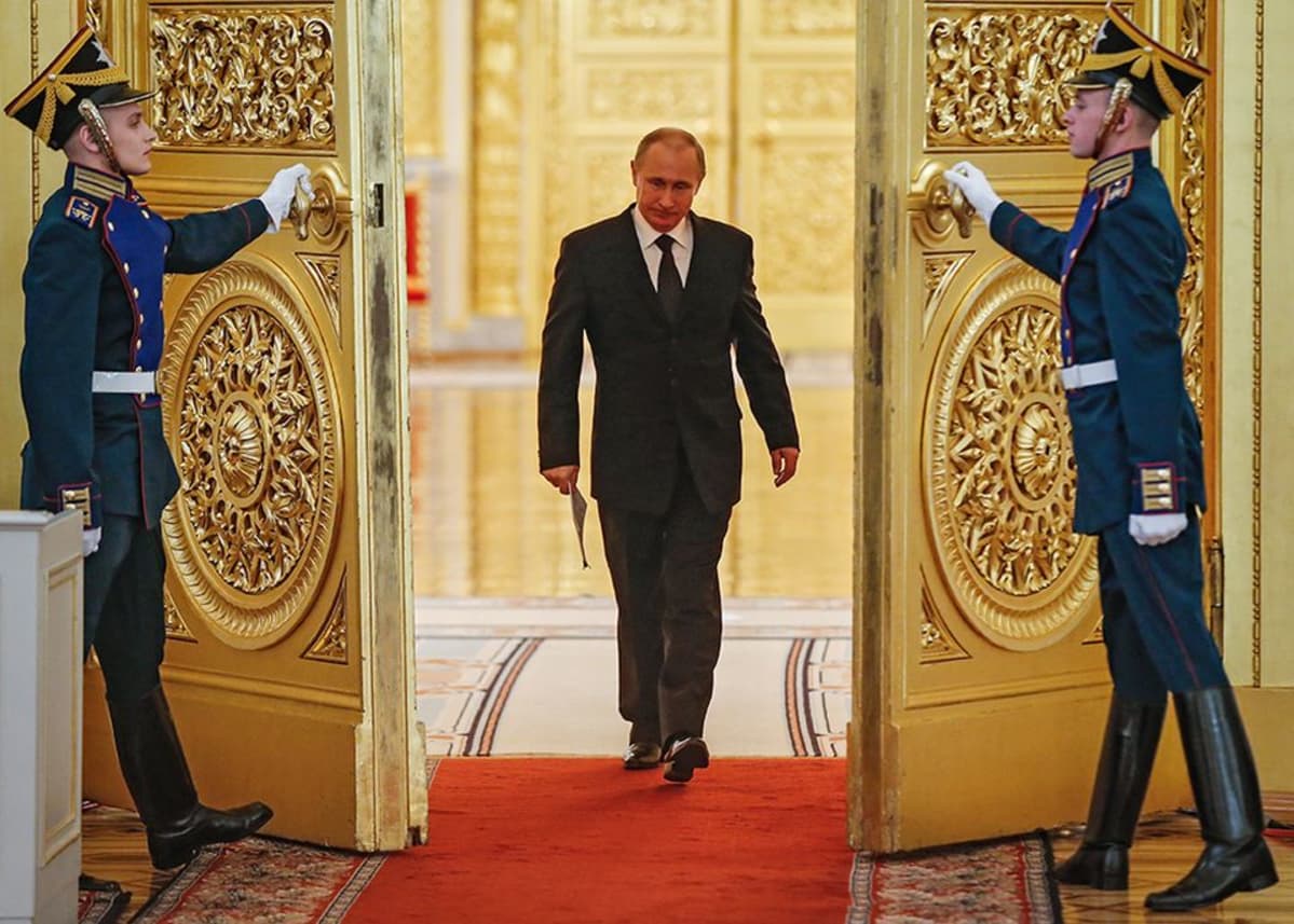 Vladimir Putinille avataan ovet hänen astuessaan sisään saliin Moskovan Kremlissä.