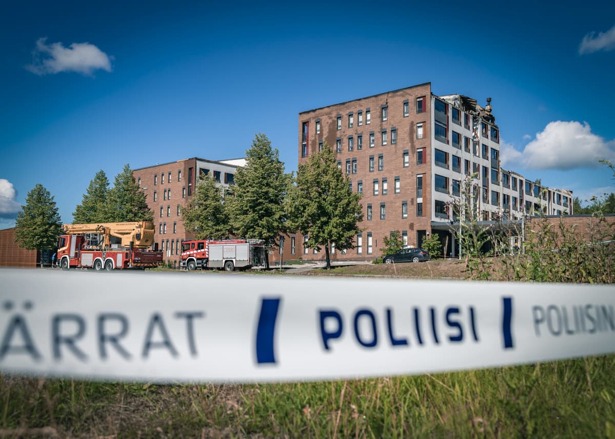 Tulipalossa vaurioituneen rakennuksen seinää.